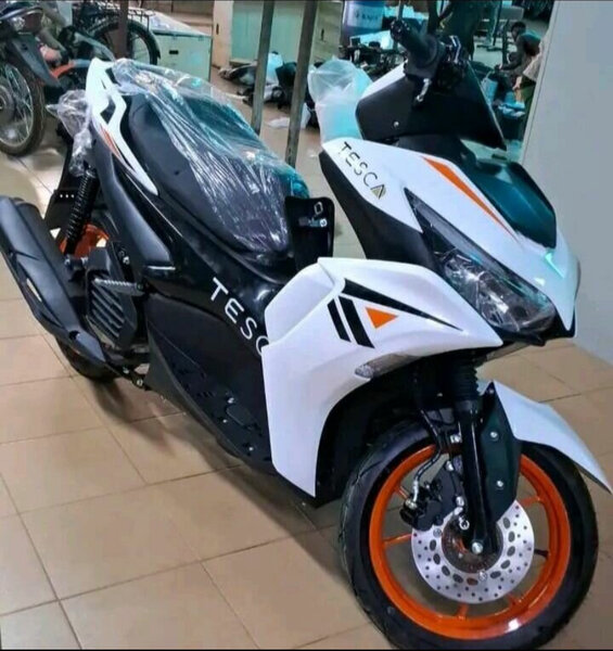 Scooter électrique TESCA noir et blanc