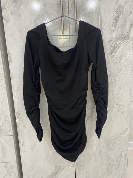 Красивое черное платье в обтяг