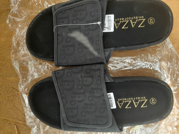 Claquettes noires confortables