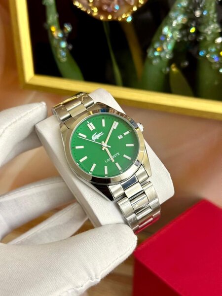 Montre à bracelet argenté élégante