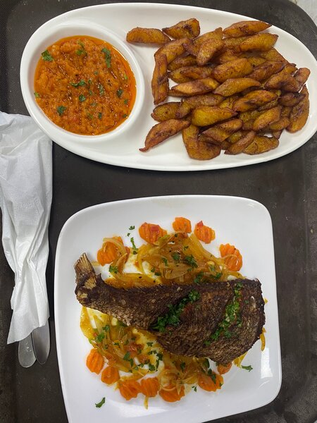 Poisson grillé avec bananes plantains