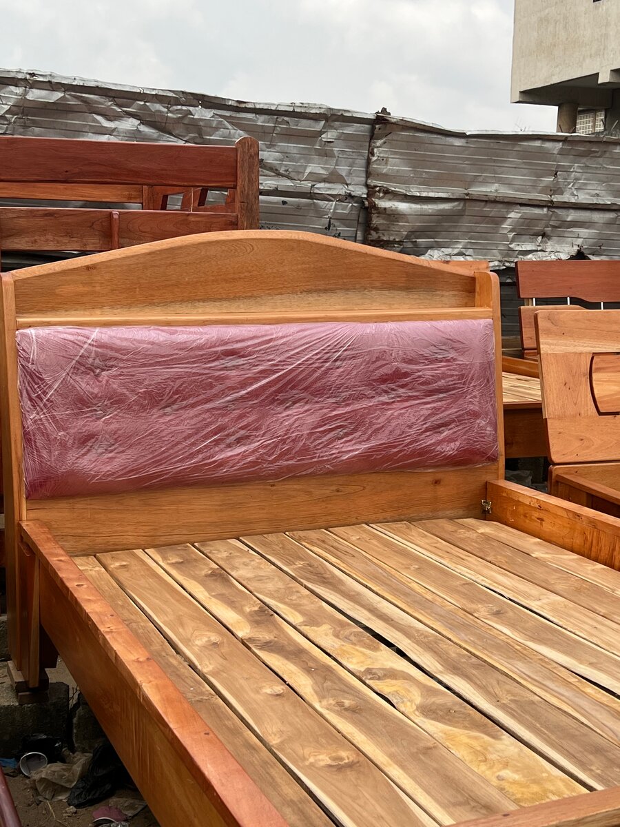 Lit en bois avec tête de lit