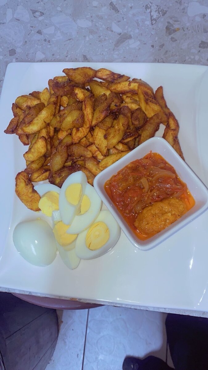 Plat de bananes plantain et œufs