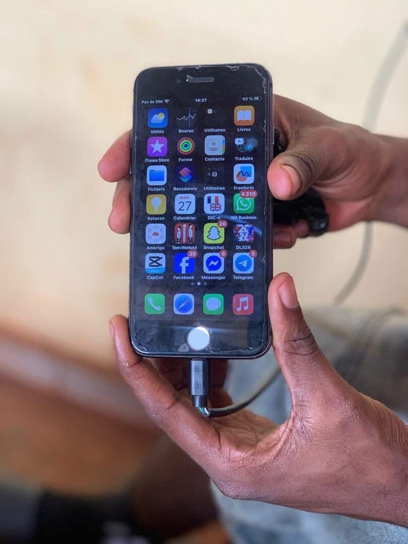 iPhone 8 reconditionné avec coque rose