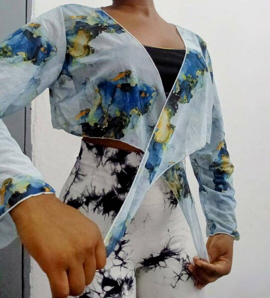 Chemisier noué moderne et élégant