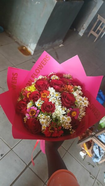 Bouquet de roses et marguerites