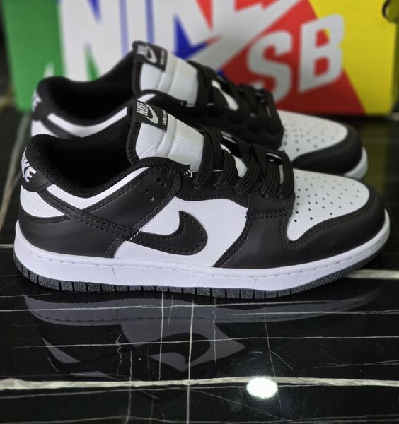 Les paires de chaussures Nike