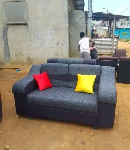 Canapé 3 places gris foncé avec coussins