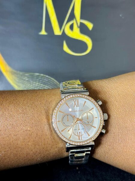 Women's wristwatch with metal bracelet