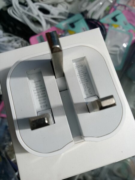 Iphone original 20 watt adopter