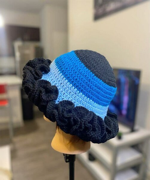 Chapeau tricoté bleu et noir