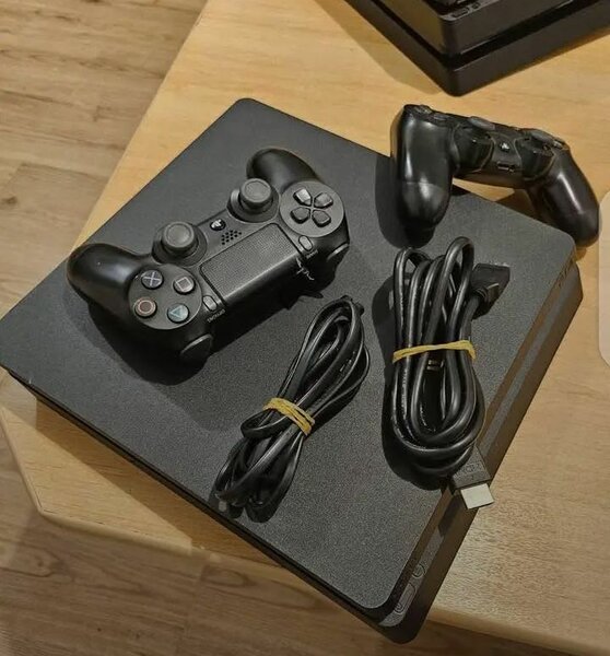 Console PS4 avec 2 manettes DualShock 4