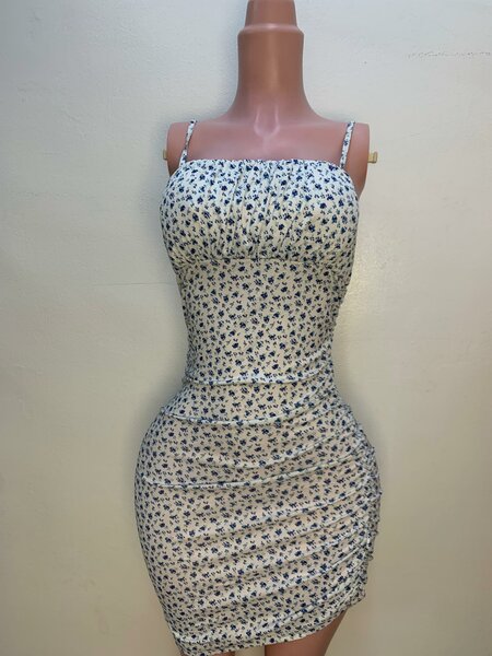 Robe moulante à fleurs