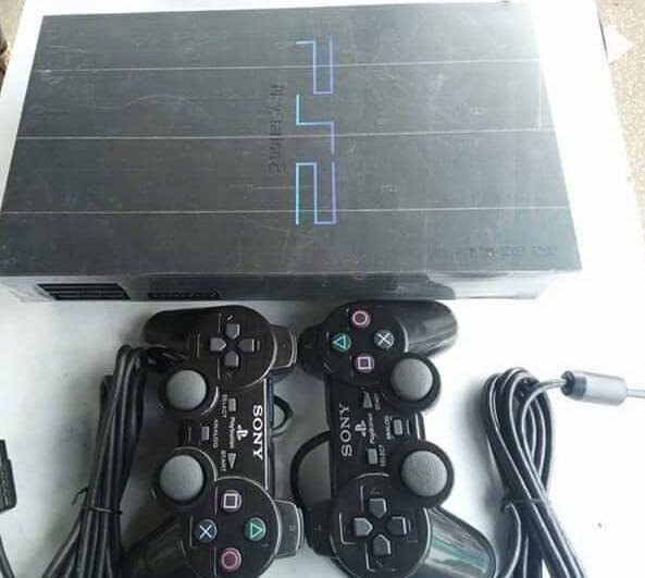 PS2 avec 2 manettes et 20 jeux
