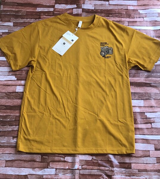 T-shirt jaune avec caméra vintage