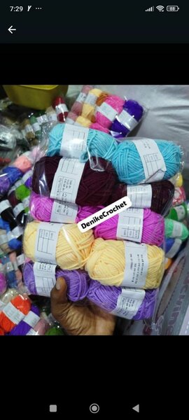 Lot de fils à tricoter colorés