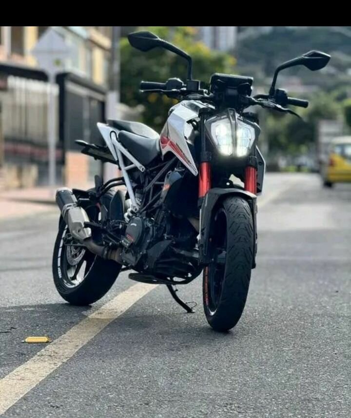 Moto KTM Duke 200 Noir et Blanc