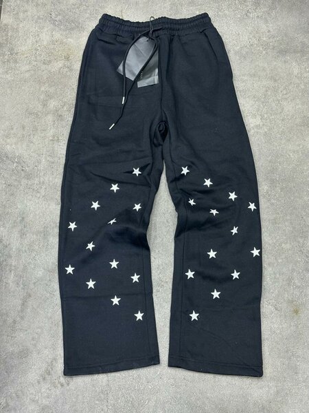 Pantalon noir à étoiles