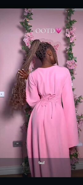 Robe élégante rose manches évasées