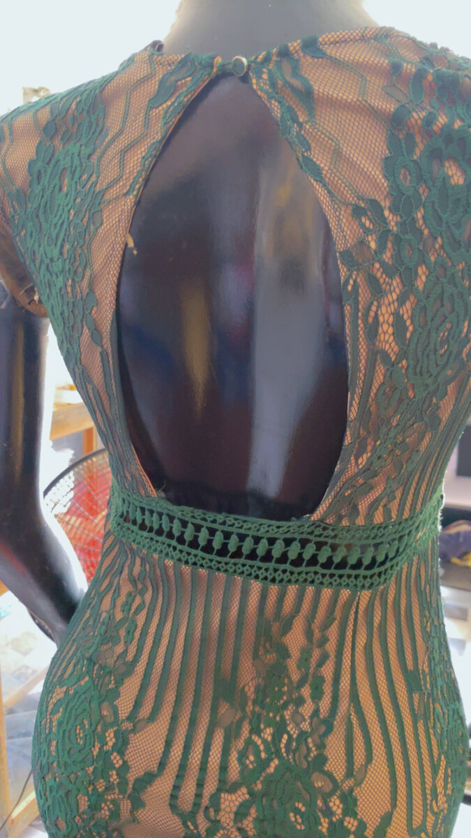 Robe verte en dentelle transparente