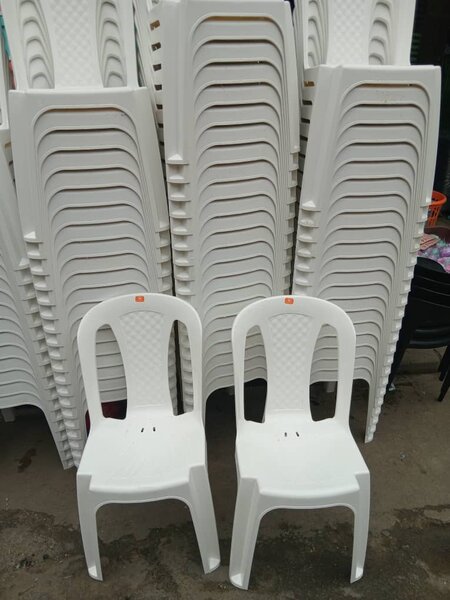 Chaises blanches empilables