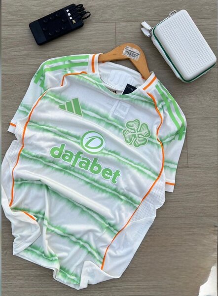 Maillot de football vert et blanc