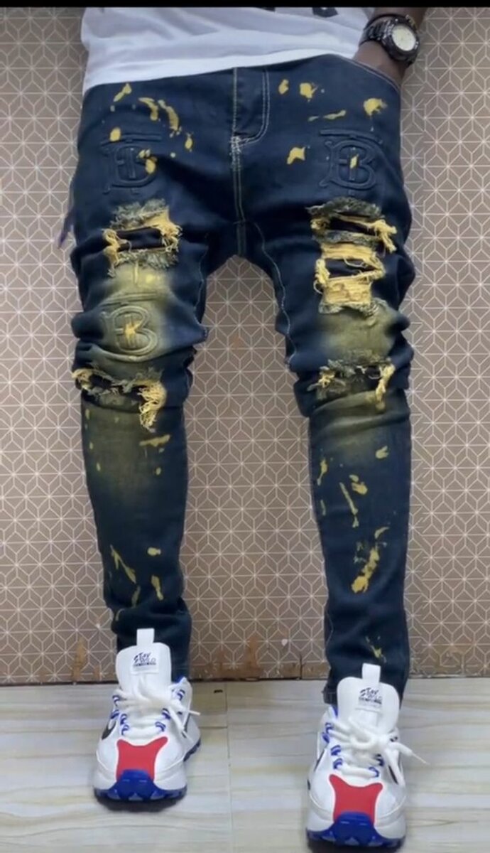 Jeans déchirés et peints