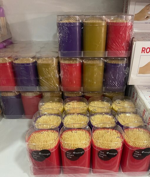 Boîte de coton-tiges colorés