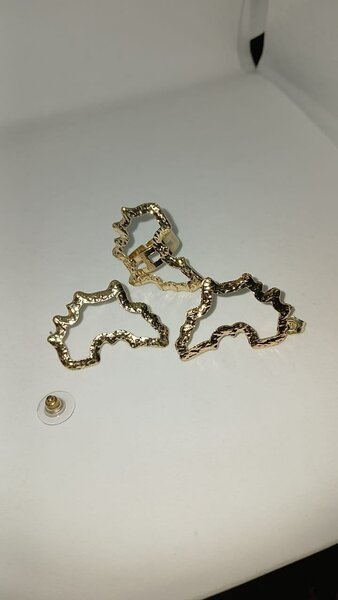 Boucles et bagues dorées