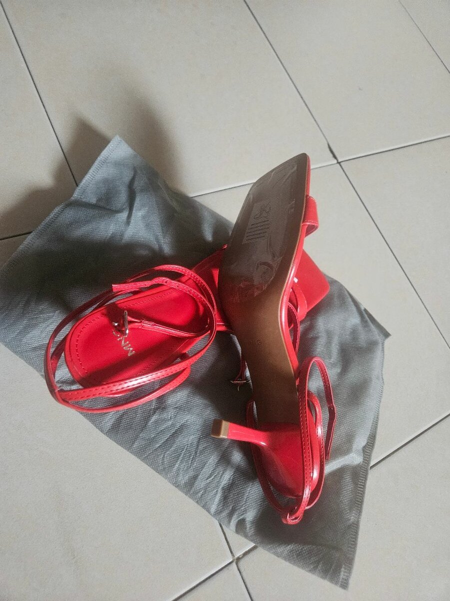 Sandales rouges élégantes