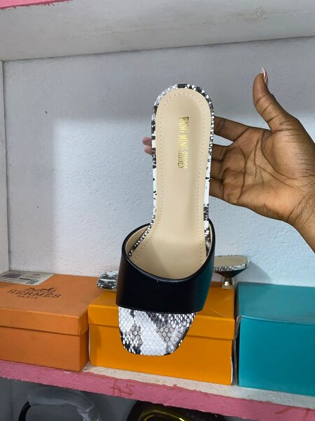 Sandales à talons effet serpent