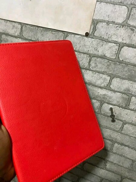 iPad avec housse rouge