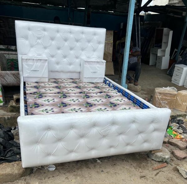 Lit adulte capitonné blanc avec rangement