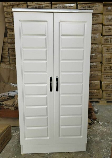Armoire blanche avec portes battantes