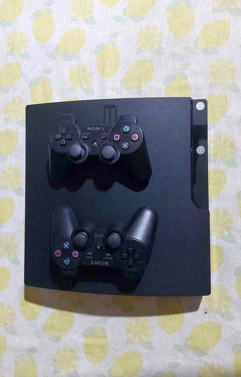 Console PS3 avec 2 manettes