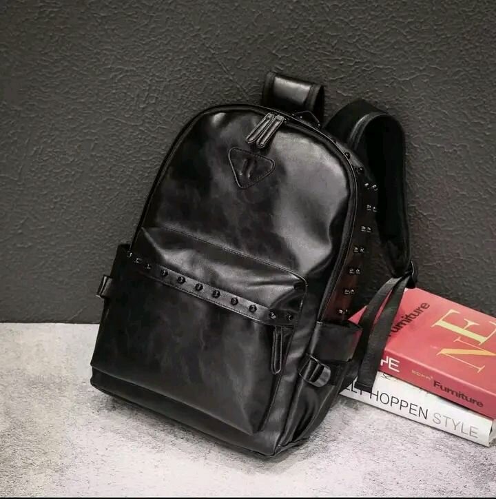 Sac à dos en cuir noir stylé