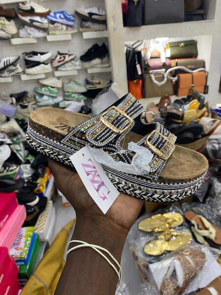 Sandales compensées élégantes