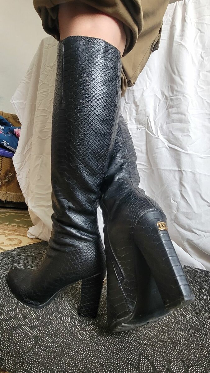 Кожаные сапоги на каблуках