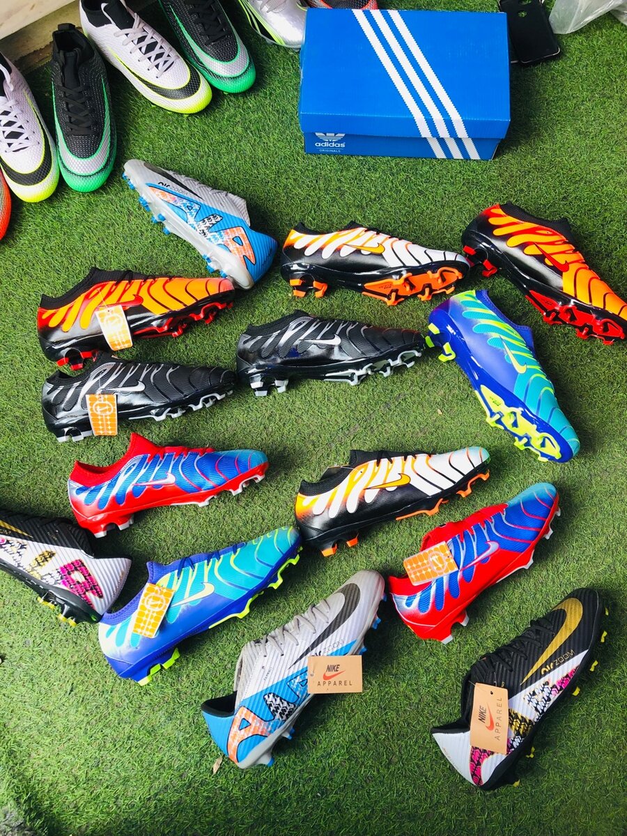 High qualities soccer shoes available on promotion