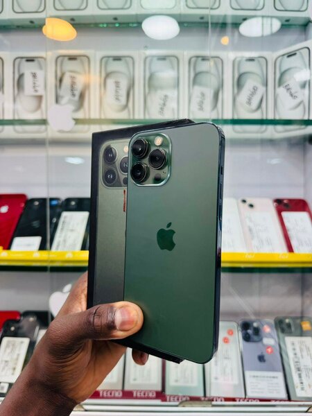 iPhone 13pro max 128go quasi neuf avec le carton écran chang