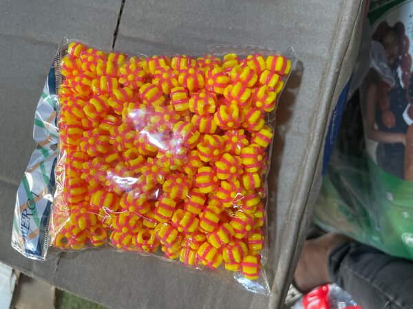 Perles colorées artisanales