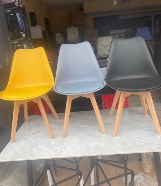 Chaise design en plastique et bois