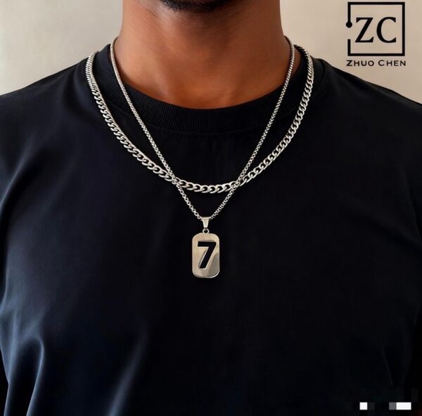Collier avec pendentif numéro7