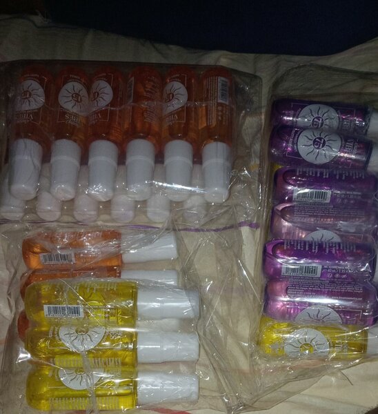 Lot de parfums en spray colorés