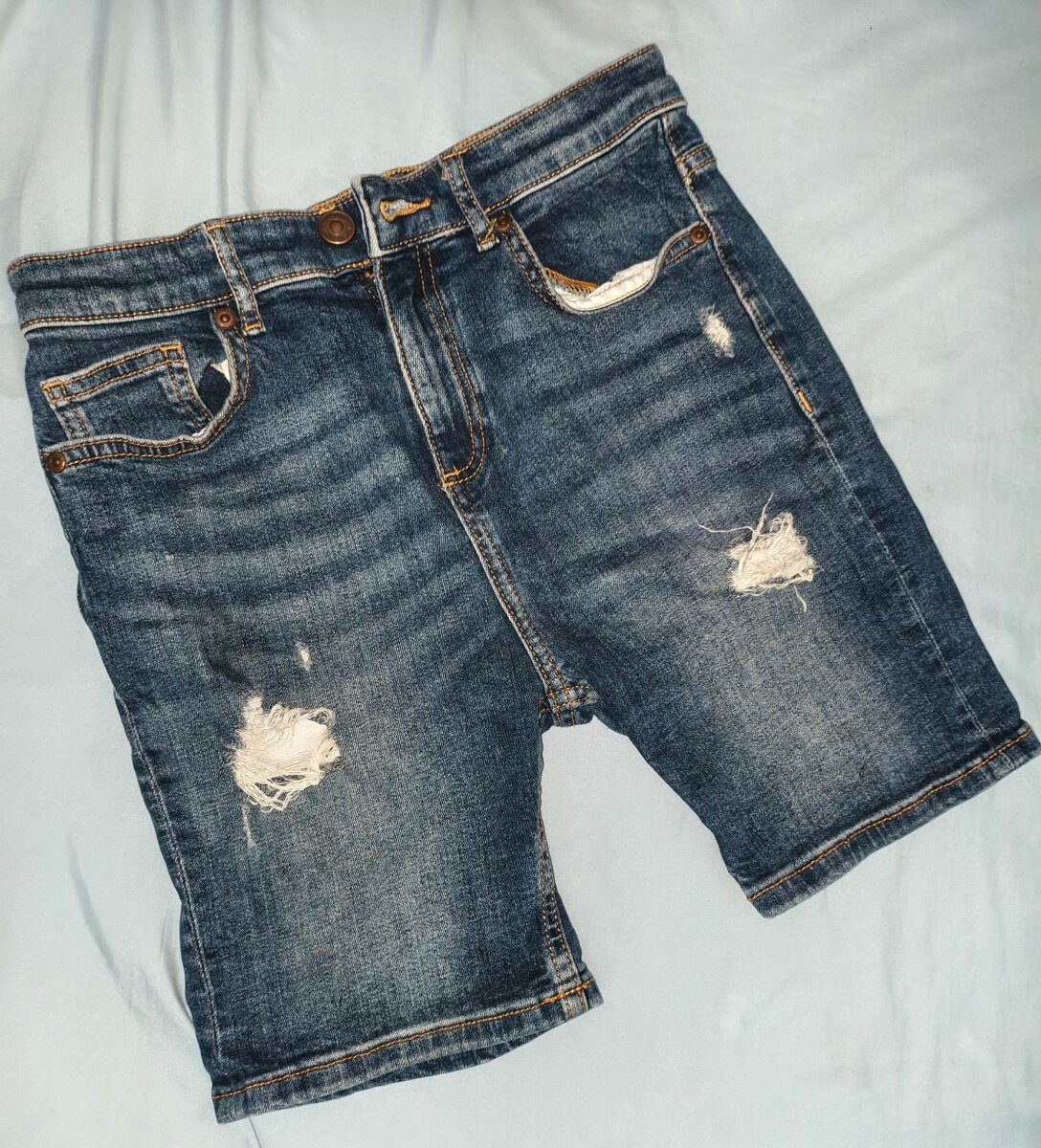 Shorts en jean déchiré design