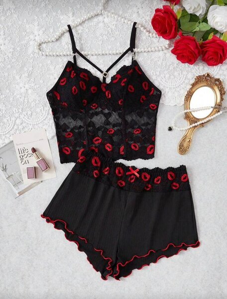 Ensemble lingerie noir à motif lèvres rouges