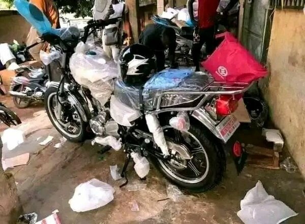 Moto neuve Dakar carbone