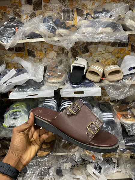 Sandales plates marron pour homme en cuir