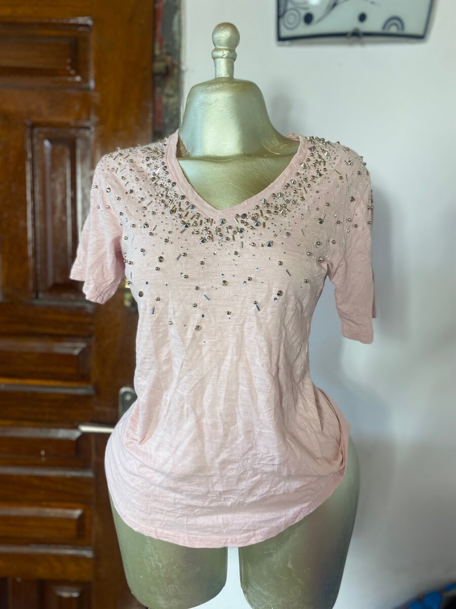 T-shirt rose ornée élégante