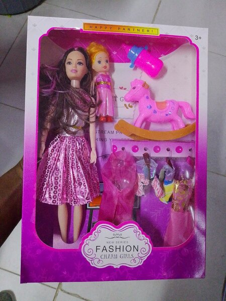 Figurine de mode et poney rose